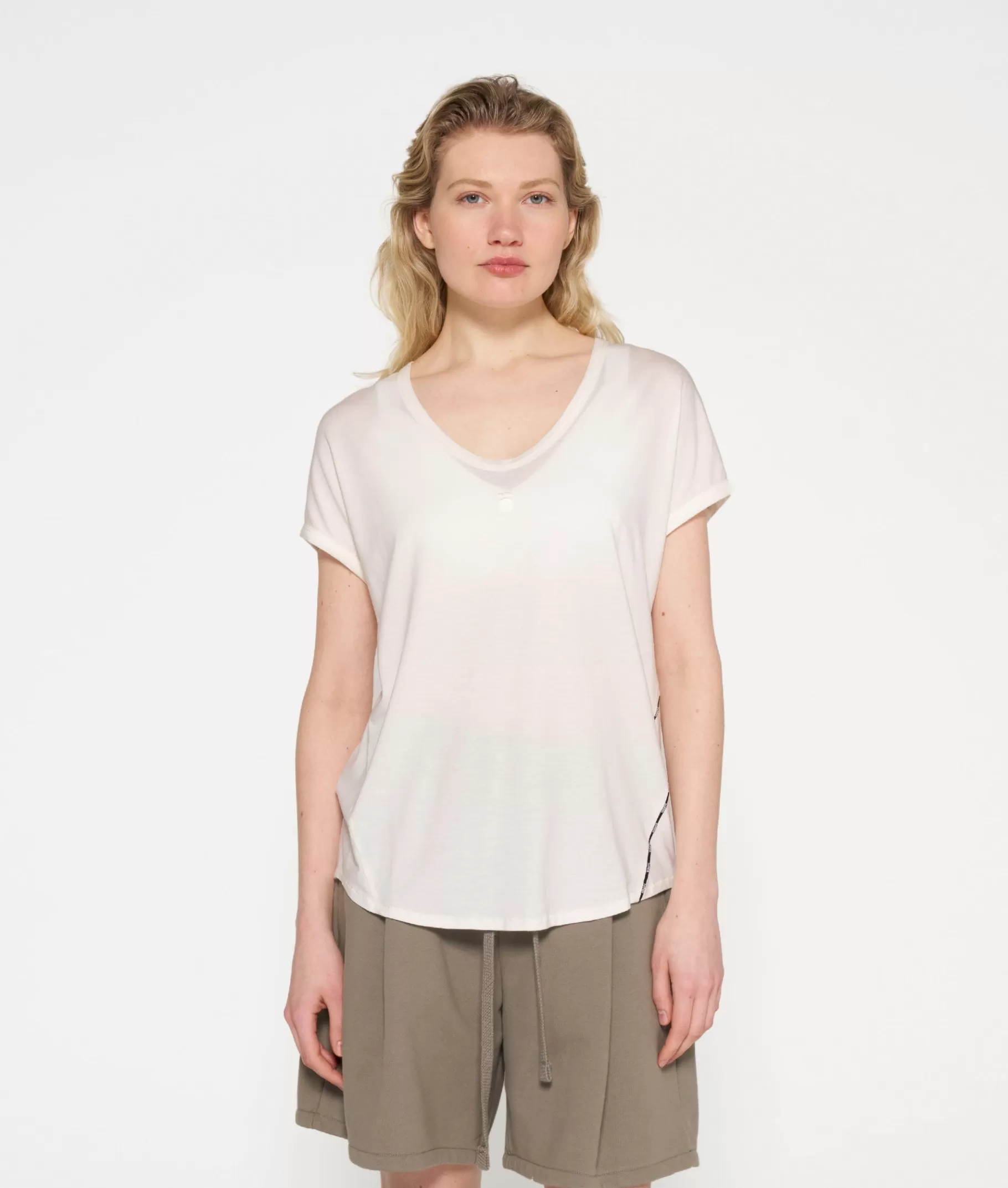 10DAYS v-neck tee medal